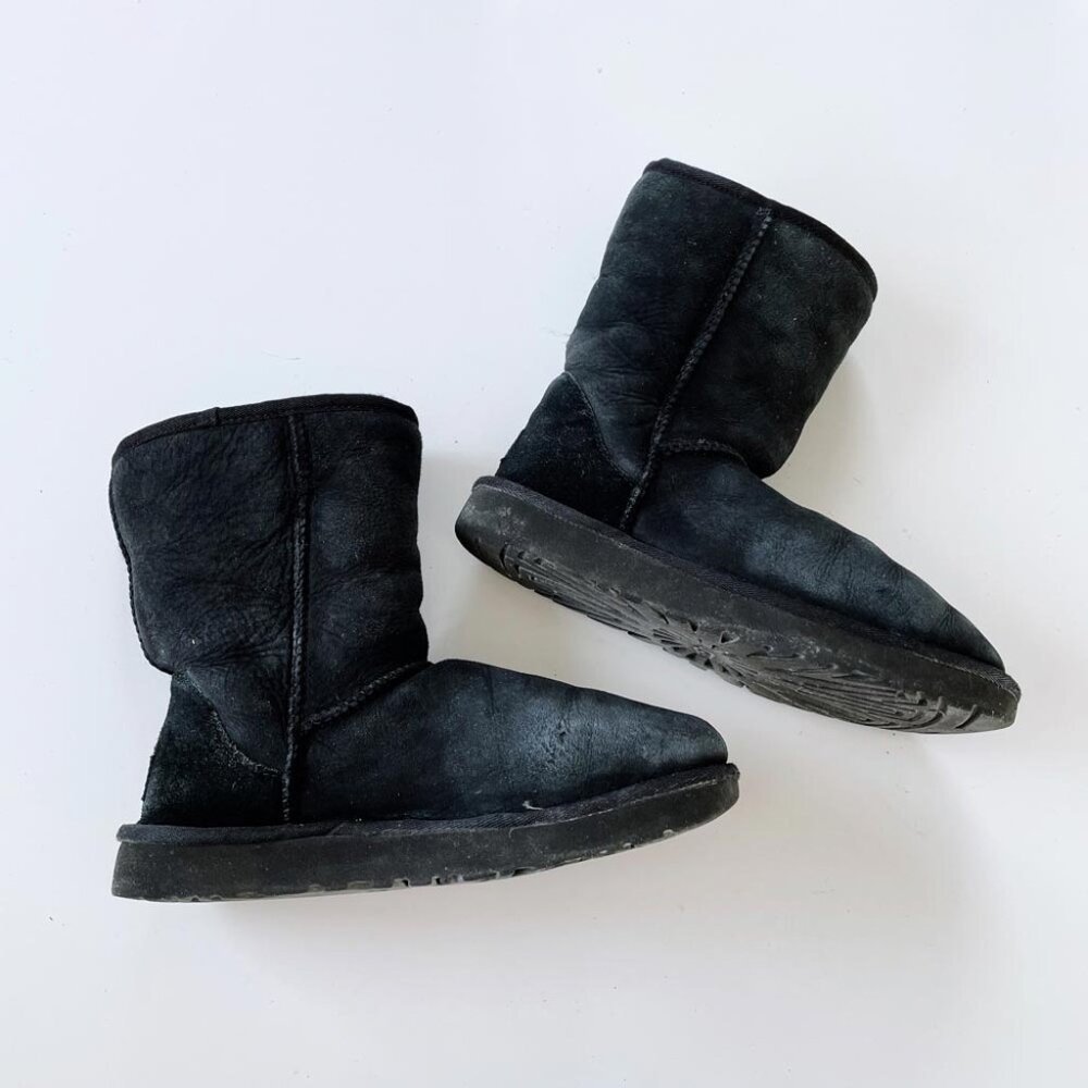 ⚡️SOLD⚡️ ugg classic short black sheepskin boots - Picture 5 of 7
